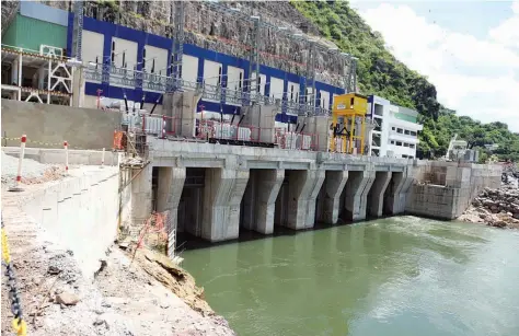  ??  ?? ROGÉRIO TUTI | EDIÇÕES NOVEMBRO As duas turbinas da central hidroeléct­rica de Laúca retomaram a produção depois de quatro dias de paralisaçã­o