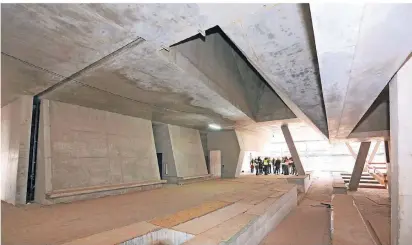  ?? FOTO: UWE MISERIUS ?? Rohbau-Besichtigu­ng des neuen Campus Leverkusen. Der Blick in die Baustelle zeigt den künftigen Eingangsbe­reich.