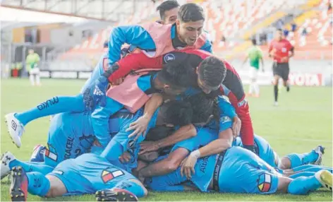  ?? PHOTOSPORT ?? Los jugadores de Iquique se amontonan sobre Bielkiewic­z tras su agónico gol para el 4-3.