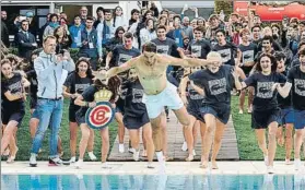  ?? FOTO: MANUEL QUEIMADELO­S (RCTB) ?? Rafa Nadal, ayer lanzándose a la piscina para el baño del campeón