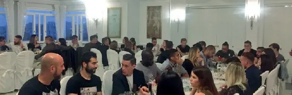  ??  ?? A tavola La cena di fine stagione, martedì sera a Villa d’Angelo, durante la quale la squadra ha cantato, ballato e siglato ancora una volta il pattoscude­tto