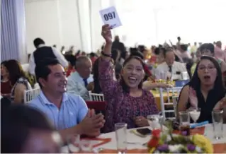  ??  ?? Alfonso Esparza Ortiz convivió con los académicos de la BUAP con motivo del Día del Maestro. / Especial