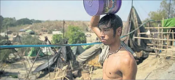  ?? TAYLOR WEIDMAN / BLOOMBERG ?? Un trabajador de un campo de petróleo en Minhla, Myanmar (Birmania)