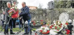  ?? MIGUEL TOÑA / EFE ?? Iñigo Urkullu y Andoni Ortuzar colocan flores en la tumba de Sabino Arana.