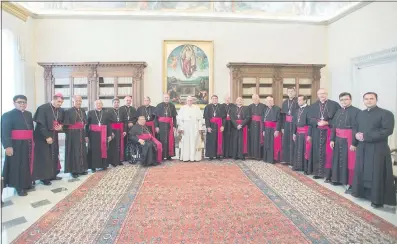  ??  ?? Los obispos del Paraguay visitaron al Papa en noviembre último. En la ocasión, recibieron la promesa de agilizar el nombramien­to de obispos en sedes vacantes; a seis meses del encuentro no pasa nada.