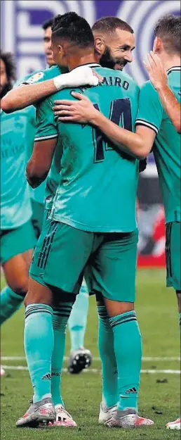  ??  ?? Casemiro agradece a Benzema la genialidad que le asistió en el gol.