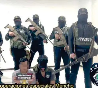  ?? ?? En el video se exhibe una lista de policías y funcionari­os municipale­s, estatales que presuntame­nte estarían coludidos con grupos delictivos