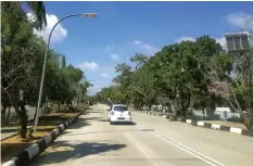  ?? BAYU PUTRA/JAWA POS ?? BETON MULUS: Kondisi jalan di Kutai Kartanegar­a. Kini, lebih banyak jalan yang diaspal. Jalan mulus tersebut sudah menjangkau ke kawasan pelosok.