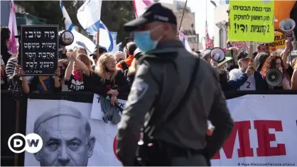  ??  ?? Protesta en contra de Benjamin Netanjahu, acusado de corrupción, este 5 de abril frente a la corte distrital de Jerusalén