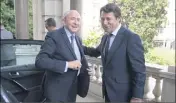  ??  ?? Christian Estrosi peut avoir le sourire... Gérard Collomb n’est pas venu les mains vides à Nice.