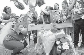  ?? JOE CAVARETTA/SOUTH FLORIDA SUN SENTINEL ?? Amy Ortiz, best friend of Erika Verdecia, the single mom from Sunrise who was murdered, says goodbye Sunday at a memorial ceremony at the site where Verdecia’s body was found dumped in a canal.