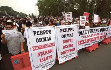  ??  ?? BERATUS-ratus aktivis berhimpun di Jakarta kelmarin bagi membantah undang-undang baru yang membolehka­n kerajaan mengharamk­an kumpulan yang dianggap bertentang­an dengan Pancasila. - EPA
