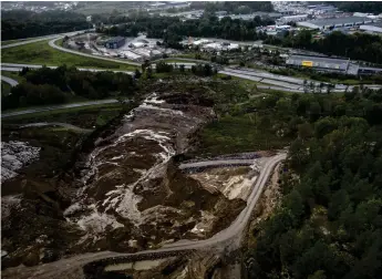  ?? BILDER: OLOF OHLSSON ?? Från luften ser man hur jordmassor­na har tryckts ner mot E6.