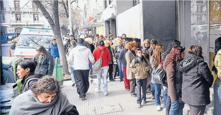  ?? (PEDRO CASTILLO / ARCHIVO) ?? Haciendo cola. Una larga fila en un banco de la ciudad de Córdoba. La misma postal puede verse, en determinad­os días, en muchos puntos de la provincia.