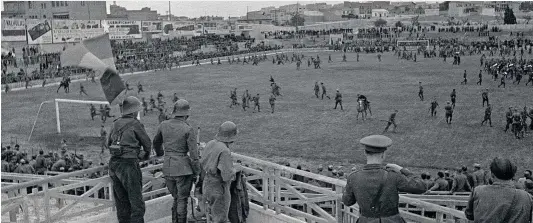  ??  ?? La foto, tomada dos días antes de esta tregua – el 30 de mayo de 1937–, correspond­e a un acto en el estadio de fútbol de Chamartín.
