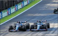  ?? ?? Alonso, con el alerón delantero roto, rueda en paralelo con Ocon.