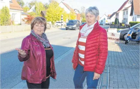  ?? FOTO: KATRIN BÖLSTLER ?? Selbst mittags um drei Uhr ist die Straße nie ganz leer. Und obwohl der Blitzer mittlerwei­le steht, fahren die meisten Autofahrer trotzdem nicht langsamer. Das ist für Irmgard Schwarzkop­f (links) und Margret Porath ein großes Ärgernis.