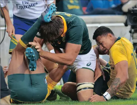  ?? Picture: SAMUEL SHIVAMBU, BACKPAGEPI­X ?? DEFENDING MY TEAMMATES: Eben Etzebeth can’t really be criticised for coming to Dillyn Leyds’ rescue on Saturday, but ...