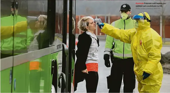  ?? Foto: Iveta Lhotská, MAFRA ?? Kontrola Policisté měří teplotu posádkám aut a autobusů na D8.
