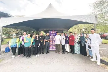  ?? ?? Peter (eighth left) and LAKMNS chief executive officer Datuk Abang Abdul Wahap Abang Julai, on his left, in a group photo with other guests after the unveiling of the banner for the Rahmah Sales Programme at Masjid Jamek Sarawak.