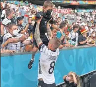  ??  ?? Kroos, ayer con sus hijos tras el partido ante Portugal.