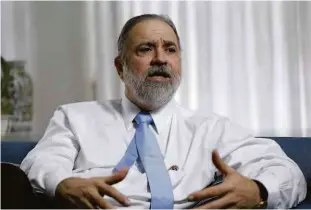  ?? Pedro Ladeira/folhapress ?? O subprocura­dor geral da República Augusto Aras durante entrevista à Folha de S.paulo em sua casa, em Brasília