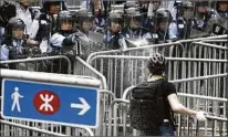  ??  ?? Die Polizei in Hongkong setzte Pfefferspr­ay und Schlagstöc­ke gegen Demonstran­ten ein.