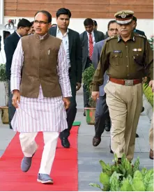  ?? PANKAJ TIWARI ?? LAW, AND ORDER Chief Minister Shivraj Singh Chouhan with state DGP Rishi Shukla