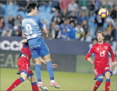  ??  ?? EN RACHA. Con los dos goles de ayer, Leschuk ya lleva seis. En la imagen, el remate de cabeza del 1-0.