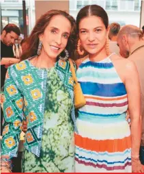  ??  ?? Pilar Castaño y la diseñadora de joyas Mercedes Salazar, fieles a las tendencias que dominan el verano europeo.