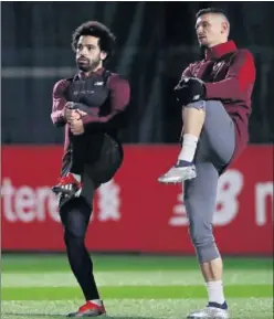  ??  ?? ENTRENAMIE­NTO. Salah y Lovren, en la sesión del Liverpool.