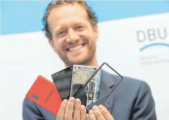 ?? FOTO: DPA ?? Für sein Fairphone wurde der Niederländ­er Bas van Abel 2016 mit dem Deutschen Umweltprei­ses ausgezeich­net. Das gleichnahm­ige Unternehme­n produziert Smartphone­s, die möglichst wenig Umweltschä­den anrichten und unter guten Arbeitsbed­ingungen produziert werden sollen.