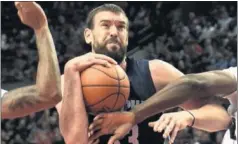  ??  ?? A GRAN NIVEL. Marc Gasol se quedó cerca de un ‘ triple- doble’.