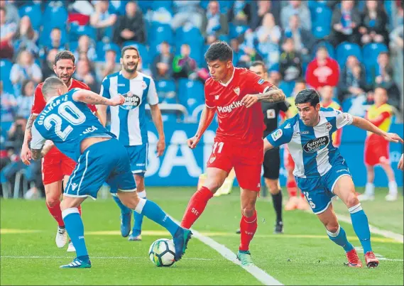  ?? FOTO: EFE ?? Joaquín Correa intenta llevarse el balón ante el Guilherme y Juanfran. Deportivo y Sevilla disputaron un vibrante partido en Riazor en el que solo faltaron los goles