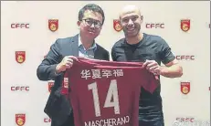  ?? FOTO: P. MORATA ?? Mascherano, con su nueva camiseta del Hebei China Fortune. El Barça comunicó oficialmen­te su traspaso por la mañana, antes del acto