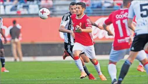  ??  ?? PLANCHAZO. Carlos Martínez y el Real Murcia fueron superados por la necesidad de la Balona. Hoy, estarán pendientes del bombo.