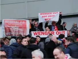  ?? FOTO: EDDIE KEOGH / REUTERS ?? Budskap om «Wenger Out» ble stadig mer synlig i forbindels­e med Arsenals kamper.