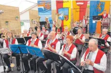  ?? FOTO: GERHARD RUNDEL ?? In Schnetzenh­ausen spielten die Musiker des Kreissenio­renorchest­ers Biberach den Kollegen aus dem Bodenseekr­eis ein einstündig­es Geburtstag­sständchen.