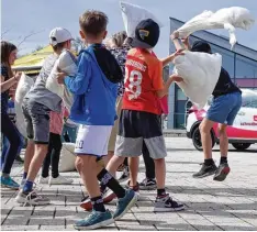  ?? Foto: Klaus D. Treude ?? Alle gegen alle: Beim Tag der Kissenschl­acht werden bei Älteren Erinnerung­en wach – derweil die Kinder einfach nur Spaß haben.