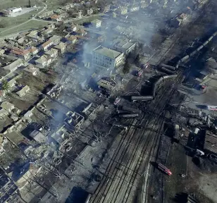  ??  ?? A sinistra l’incidente di Viareggio, sopra il disastro ferroviari­o in Romania del 10 dicembre