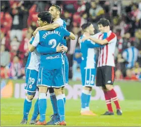  ?? FOTO: JUAN ECHEVERRÍA ?? Los jugadores del Depor celebraron efusivamen­te el triunfo en San Mamés