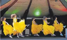  ??  ?? Kulturfest: Fliegende Mädchen beim „Midnight Valse“des Tanzprojek­ts der Evangelisc­hen Kirchengem­einde.