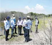  ?? CéSAR BOLíVAR ?? Funcionari­os de las distintas entidades visitando el kilómetro 19, de la vía Barranquil­la-Ciénaga.