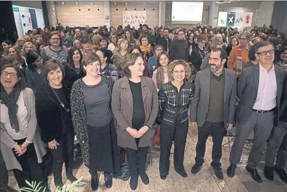  ?? ANA JIMÉNEZ ?? La alcaldesa Colau y la consellera Ruiz, en primera fila en la clausura de la reunión de directores de centro celebrada ayer