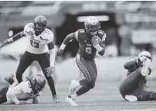  ?? ASSOCIATED PRESS PHOTOS ?? South Florida quarterbac­k Quinton Flowers runs downfield during the first half of the Birmingham Bowl on Saturday.