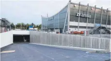  ??  ?? Die Einfahrt der Sportbad-Tiefgarage neben der ZF-Arena.