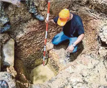  ??  ?? PERIGI lama ditemui ketika kerja gotong-royong membersihk­an kawasan di Kampung Duyong.