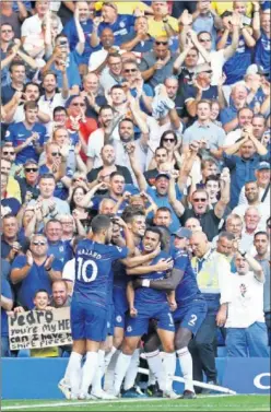  ??  ?? A LA VENTA. Pedro celebra un gol del Chelsea con sus compañeros.