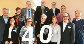  ?? Foto: Ulrich Wagner ?? Andreas Scherer (links) und Edgar Benkler (rechts) von der Geschäftsf­ührung der Mediengrup­pe Pressedruc­k ehrten Mitarbeite­r für 40-jährige Betriebszu­gehörigkei­t: (untere Reihe von links) Angelika Glogger, Gabriele Grün, Marion Senteck, Margit Neuhäuser, Franz Neuhäuser und (hintere Reihe von links) Ingeborg Wötzker, Joachim Bomhard, Robert Milde, Gerd Horseling sowie Jürgen Sillner. Nicht im Bild ist Hans Lottes.