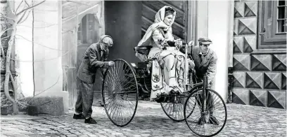  ?? MERCEDES-BENZ ?? Bertha Benz fue la primera persona que condujo un automóvil